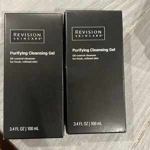 Highly concentrated face wash deeply cleans pores and removes oil and impurities